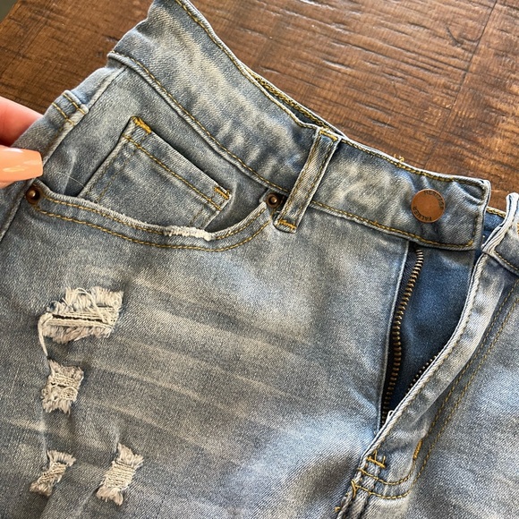 Light wash fringe jean shorts - Picture 3 of 8